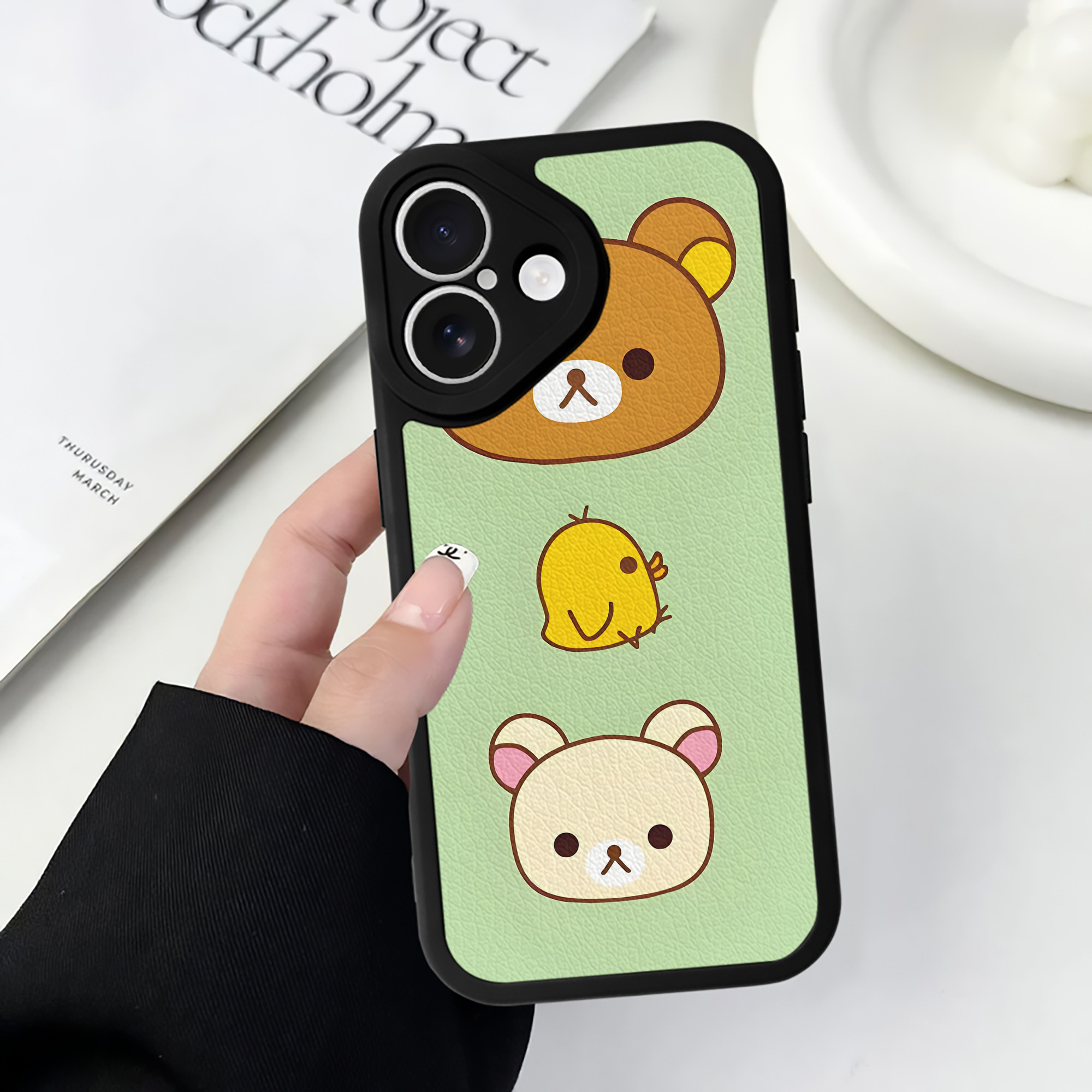 （画像用） リラックマ リラックマ キイロイトリ Rilakkuma Korilakkuma Kiiroitori 【iPhone 16シリーズ対応】シリコンスマホケース（レザー調） 材質：シリコン